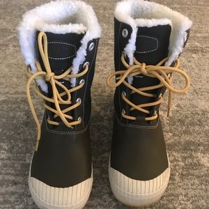 KEEN Woman’s waterproof snow boots size 9